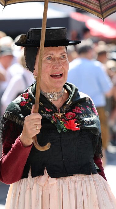 Zwei Frauen in traditioneller Tracht beim Bauernherbst im Nationalpark. | © SalzburgerLand Tourismus