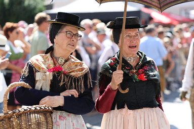 Zwei Frauen in traditioneller Tracht beim Bauernherbst im Nationalpark. | © SalzburgerLand Tourismus