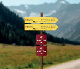 Wegweiser des Hohe Tauern Bike Trails mit Zielangabe Krimml im Tal. | © Ferienregion Nationalpark Hohe Tauern