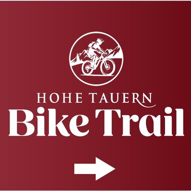 Wegweiser „Hohe Tauern Bike Trail“ mit Pfeil nach rechts auf rotem Hintergrund | © Ferienregion Nationalpark Hohe Tauern