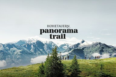 Wanderer auf einem grünen Bergrücken mit Blick auf die Hohe Tauern und das Panorama-Trail-Logo. | © Harry Liebmann