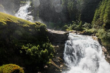 Krimmler Wasserfälle stürzen durch Felsen und Wald. | © Ferienregion Nationalpark Hohe Tauern, Lucas Vollmann_Noah Ulrich