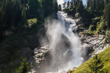 Oberer Krimmler Wasserfall mit starkem Wassernebel. | © Ferienregion Nationalpark Hohe Tauern, Lucas Vollmann_Noah Ulrich