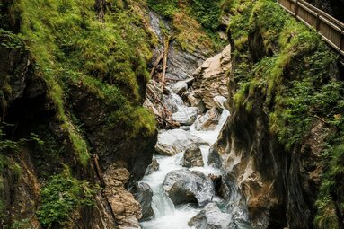 Kitzlochklamm mit rauschendem Wildbach und Felsen. | © Ferienregion Nationalpark Hohe Tauern, Lucas Vollmann_Noah Ulrich