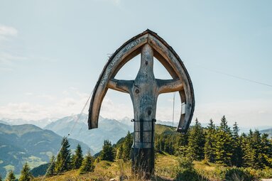 Gipfelkreuz auf der Moosalmhöhe mit Panoramablick im Nationalpark Hohe Tauern. | © Ferienregion Nationalpark Hohe Tauern, Lucas Vollmann_Noah Ulrich