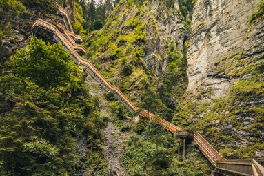 Holztreppen und Stege in der Kitzlochklamm im Nationalpark Hohe Tauern. | © Ferienregion Nationalpark Hohe Tauern, Lucas Vollmann_Noah Ulrich
