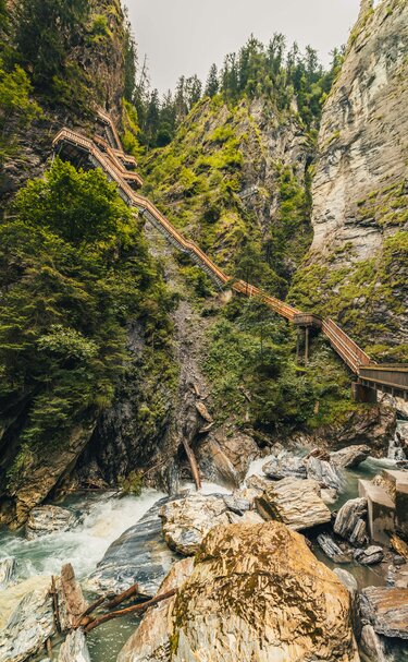 Holztreppen und Stege in der Kitzlochklamm im Nationalpark Hohe Tauern. | © Ferienregion Nationalpark Hohe Tauern, Lucas Vollmann_Noah Ulrich