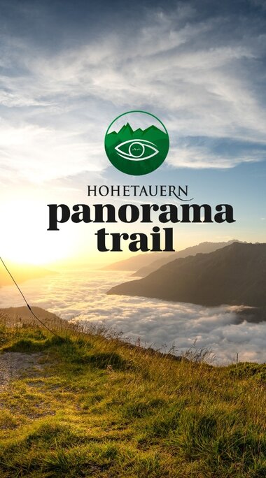 Sonnenaufgang in den Bergen mit dem Logo des Hohe Tauern Panorama Trail im Zentrum. | © Ferienregion Nationalpark Hohe Tauern - Florian Kreidl Glück