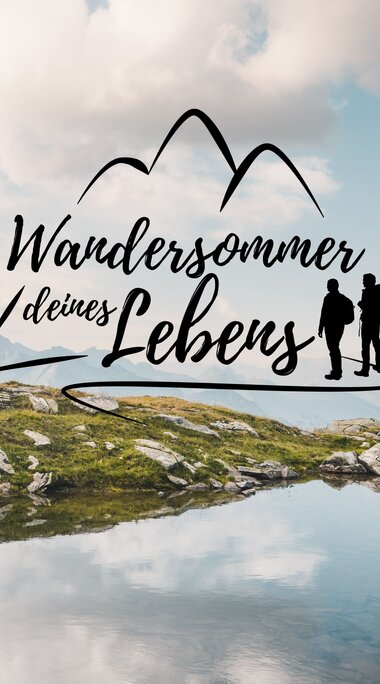 Bergsee mit Wanderern und Schriftzug Wandersommer deines Lebens in den Alpen. | © Ferienregion Nationalpark Hohe Tauern - Gerald Demolsky