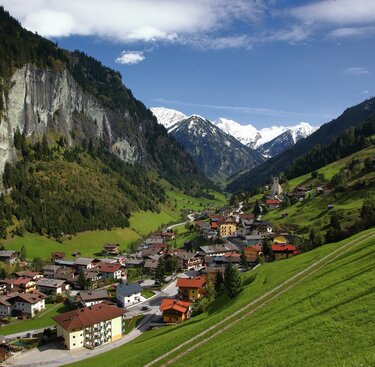 Malerisches Dorf in einem grünen Tal, umgeben von Bergen und schneebedeckten Gipfeln. | © Tourismusverband Grossarltal - Thomas Wirnsperger