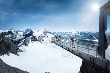  Plattform mit Panoramablick auf schneebedeckte Berge und Gletscher, strahlender Sonnenschein. | © Kitzsteinhorn Talstation