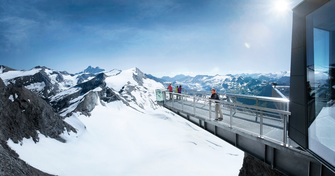  Plattform mit Panoramablick auf schneebedeckte Berge und Gletscher, strahlender Sonnenschein. | © Kitzsteinhorn Talstation