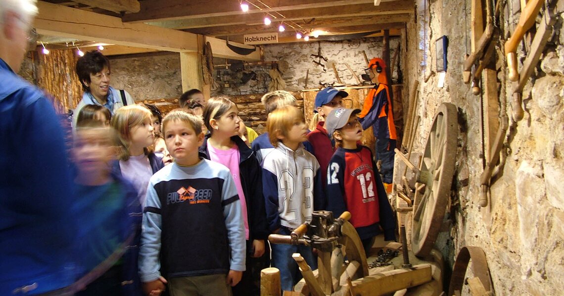 Kinder entdecken historische Werkzeuge und Maschinen in der Erlebniswelt HOLZ - Mühlauersäge. | © Erlebniswelt HOLZ Mühlauersäge
