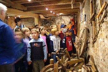 Kinder entdecken historische Werkzeuge und Maschinen in der Erlebniswelt HOLZ - Mühlauersäge. | © Erlebniswelt HOLZ Mühlauersäge