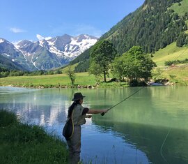 Frau angelt an einem Fluss vor der Kulisse des Großglockners. | © Tourismusverband BRUCK FUSCH | GROSSGLOCKNER
