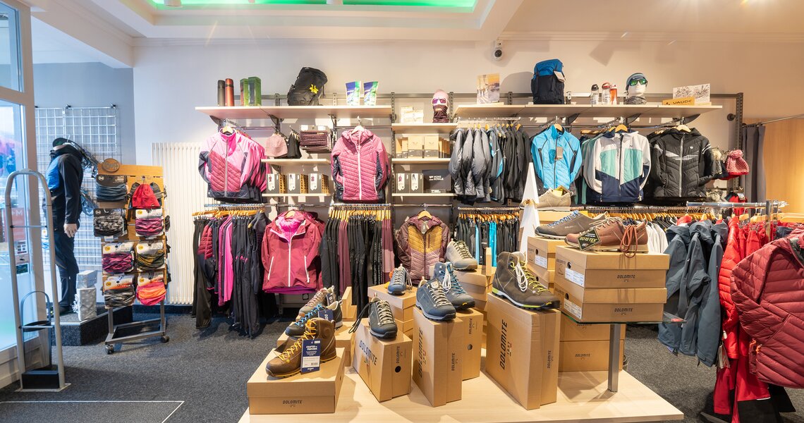 Innenansicht eines Sportgeschäfts mit moderner Outdoor-Ausrüstung und Kleidung. | © Sport Steger 