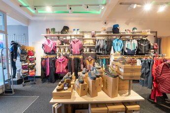 Innenansicht eines Sportgeschäfts mit moderner Outdoor-Ausrüstung und Kleidung. | © Sport Steger 