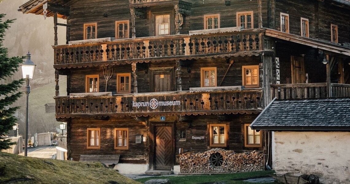 Traditionelles Holzhaus des Kaprun Museums in idyllischer Berglandschaft. | © Claudia Margaretha Fotografie