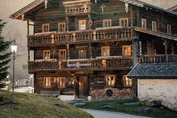 Traditionelles Holzhaus des Kaprun Museums in idyllischer Berglandschaft. | © Claudia Margaretha Fotografie