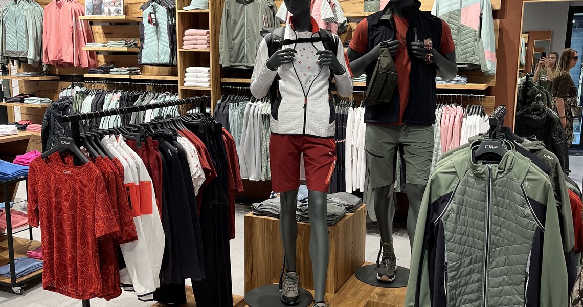 Sportgeschäft mit zwei Schaufensterpuppen in Outdoor-Bekleidung, umgeben von Kleidung und Accessoires. | © Sport Steger Mittersill