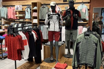 Sportgeschäft mit zwei Schaufensterpuppen in Outdoor-Bekleidung, umgeben von Kleidung und Accessoires. | © Sport Steger Mittersill