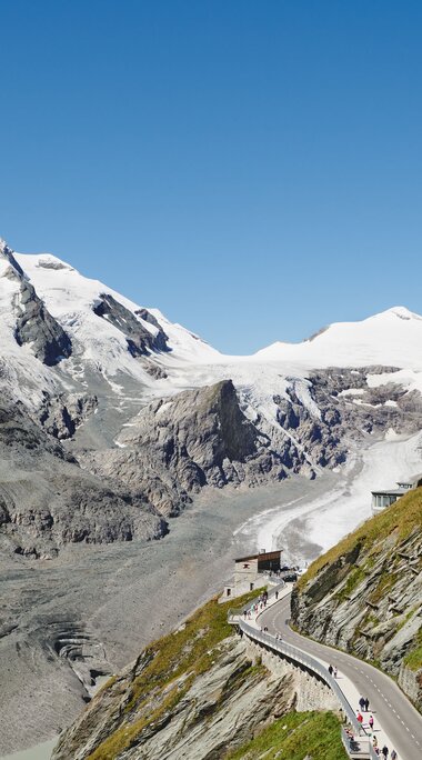 Stunning view of the Großglockner with snow-covered peaks and a glacier. | © Großglockner Hochalpenstraße