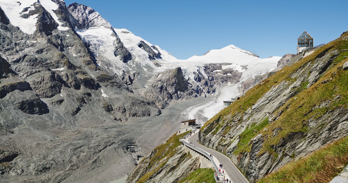 Atemberaubende Aussicht auf den Großglockner mit schneebedeckten Gipfeln und Gletscher. | © Großglockner Hochalpenstraße