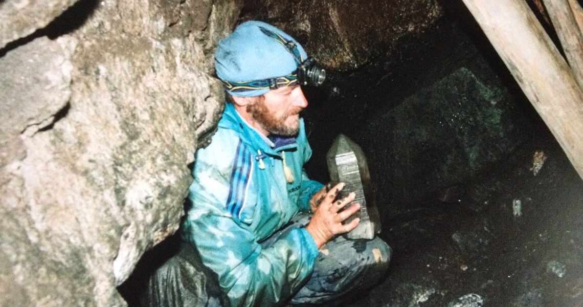 Sammler zeigt einen großen Kristall in einer Mine, umgeben von dunklen Felswänden. | © Mineralienmuseum Wald