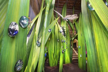 Detailreiche Ausstellung über Flora und Fauna mit überdimensionalen Pflanzen und Insekten. | © Nationalparkausstellung "Auf der Alm - Zwischen Himmel und Erde"
