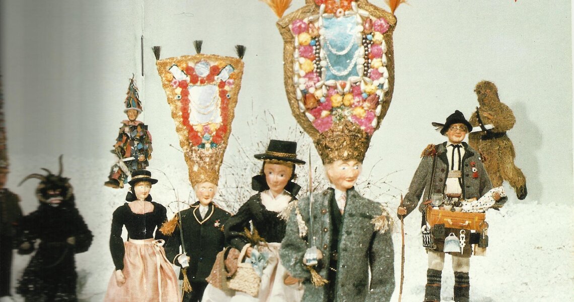 Traditionelle Figuren und Puppen in Trachten mit dekorativen Elementen. | © Gasteiner Museum