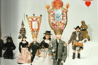 Traditionelle Figuren und Puppen in Trachten mit dekorativen Elementen. | © Gasteiner Museum