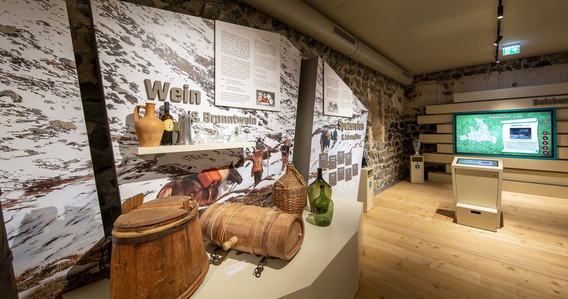 Ausstellung im Felberturm Museum mit Exponaten zu Wein und Gewürzen der Vergangenheit. | © Franz Reifmüller