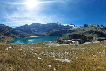 Weißsee mit Rudolfshütte, Hochgebirgslandschaft und Gletschern unter strahlender Sonne. | © Weißsee Gletscherwelt