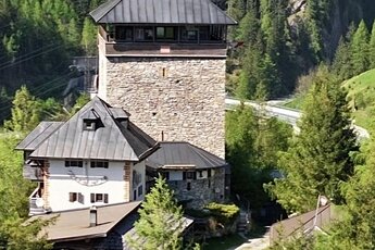 Historische Burg Klammstein, umgeben von grünen Wäldern in den Alpen. | © Gerlinde Ferner