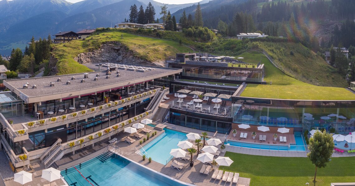 Panoramablick auf die Felsentherme Gastein mit Pools und alpiner Kulisse. | © EDV Michel 