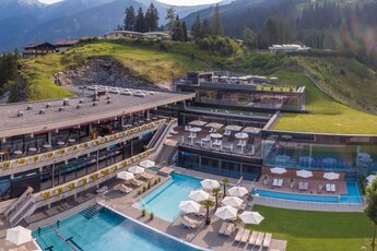 Panoramablick auf die Felsentherme Gastein mit Pools und alpiner Kulisse. | © EDV Michel 