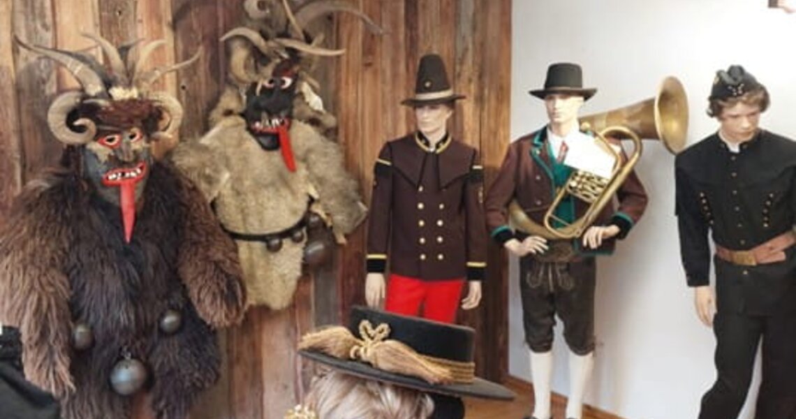 Rauriser Talmuseum mit Krampusmasken und historischen Trachtenfiguren. | © Tourismusverband Rauris