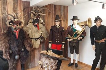 Rauriser Talmuseum mit Krampusmasken und historischen Trachtenfiguren. | © Tourismusverband Rauris