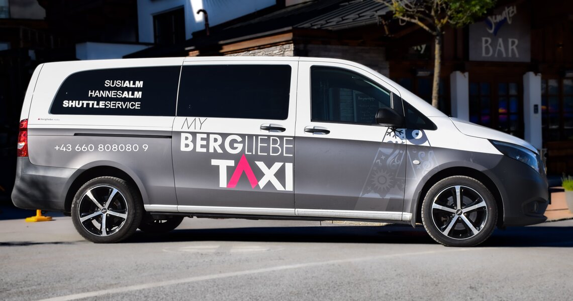Shuttle-Taxi im Mühlbachtal vor einer Bar. | © MyBergliebe