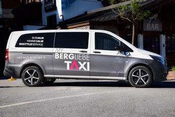 Shuttle-Taxi im Mühlbachtal vor einer Bar. | © MyBergliebe