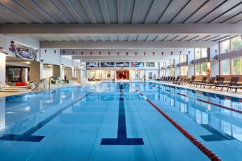 Modernes Hallenbad mit Schwimmbahnen und Liegestühlen. | © Hallenbad Kogler Mittersill