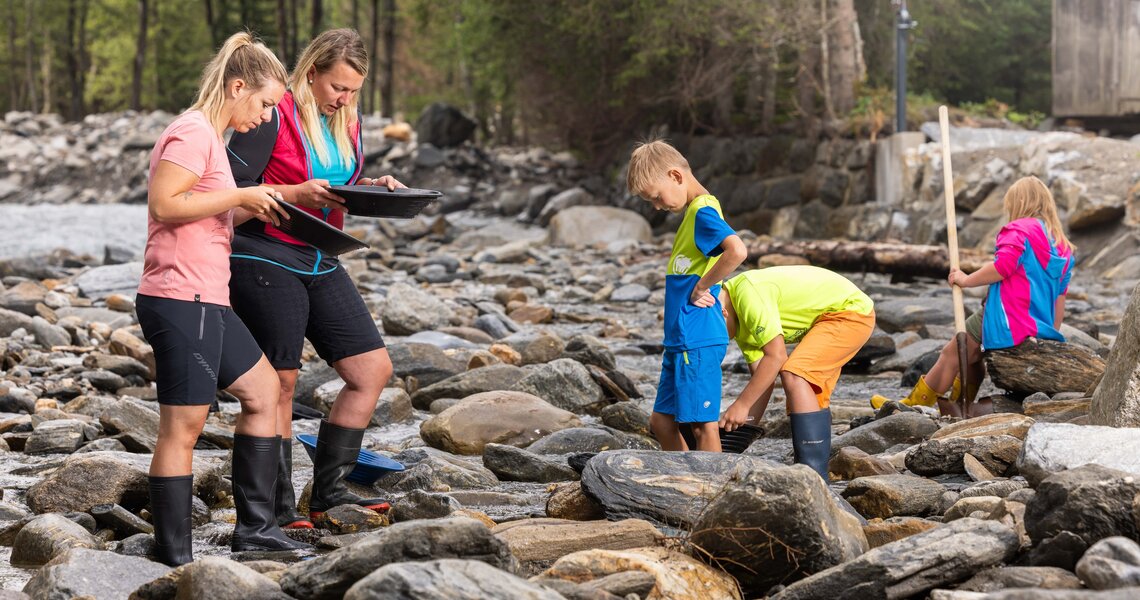 Goldwaschen im Bachbett des Raurisertals. | © TVB Rauris, Foto Daniel Breuer-alpindis.at