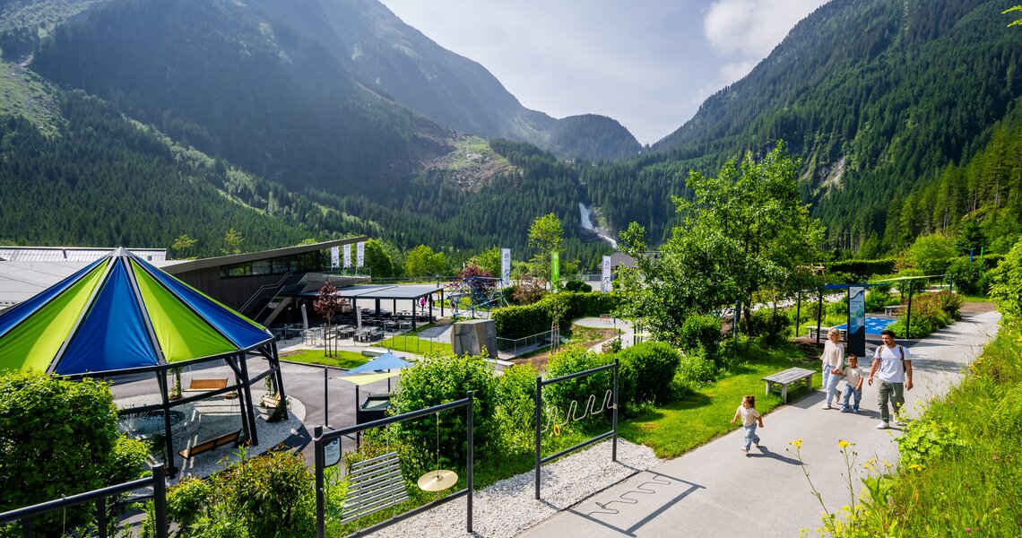 Krimmler WasserWelten mit Erlebnisbereich, Familie und Blick auf Wasserfall und Berglandschaft . | © Grossglockner Hochalpenstraße AG