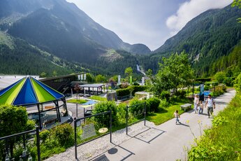 Krimmler WasserWelten mit Erlebnisbereich, Familie und Blick auf Wasserfall und Berglandschaft . | © Grossglockner Hochalpenstraße AG
