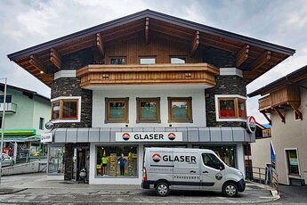 Traditionelles Gebäude mit einem Sportgeschäft im Erdgeschoss, vor einem Lieferwagen geparkt. | © Sport Glaser