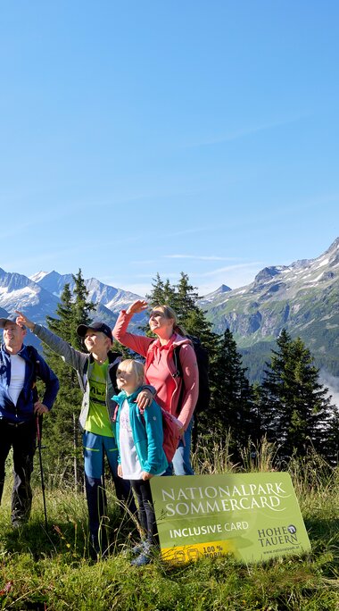 Familie und Ranger mit der Nationalpark SommerCard schauen in die Berge. | © Ferienregion Nationalpark Hohe Tauern - Michael Huber