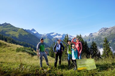 Familie und Ranger mit der Nationalpark SommerCard schauen in die Berge. | © Ferienregion Nationalpark Hohe Tauern - Michael Huber