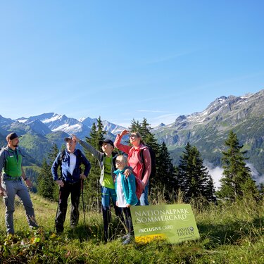 Familie und Ranger mit der Nationalpark SommerCard schauen in die Berge. | © Ferienregion Nationalpark Hohe Tauern - Michael Huber