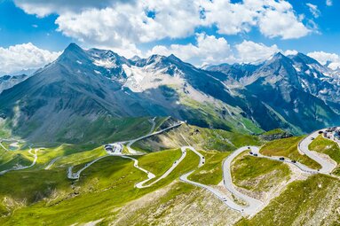 Panorama der Großglockner Hochalpenstraße mit kurvenreicher Straße und beeindruckender Berglandschaft. | © Großglockner Hochalpenstraßen AG