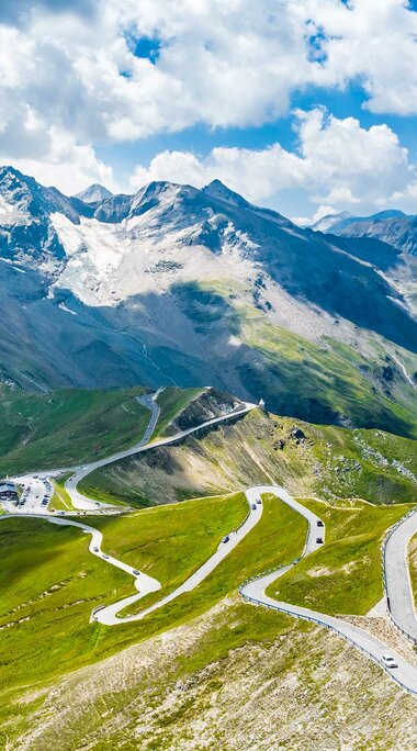 Panorama der Großglockner Hochalpenstraße mit kurvenreicher Straße und beeindruckender Berglandschaft. | © Großglockner Hochalpenstraßen AG